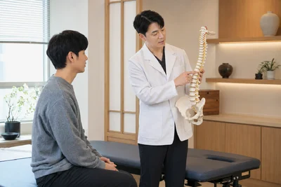 허리디스크 추나요법 주의점 평가와 상담 장면